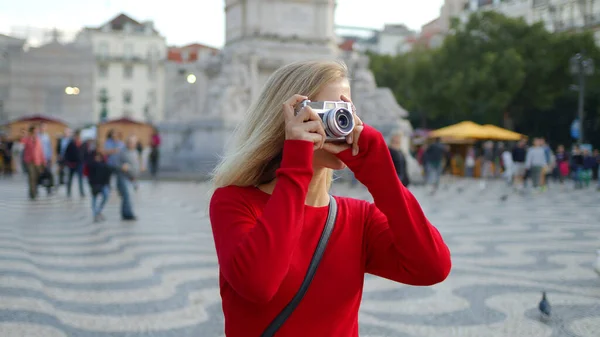 Taking photos in the streets of Lisbon - CITY OF LISBON, PORTUGAL - OCTOBER 15, 2019 — Stock Photo, Image