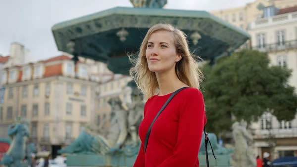 Молодая привлекательная женщина отдыхает у фонтана в городе Лиссабоне - город Лиссабона, Португал - 15 октября 2019 года — стоковое фото