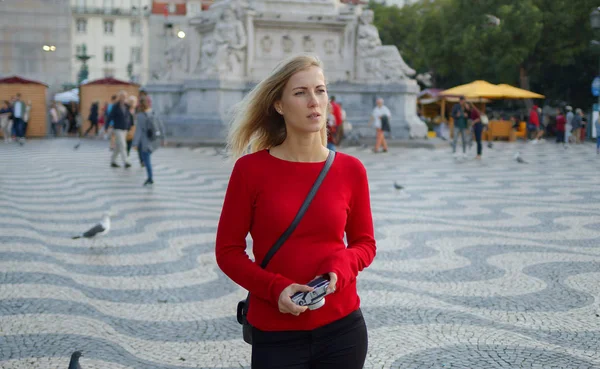 Belle femme à Lisbonne par une journée ensoleillée - VILLE DE LISBONNE, PORTUGAL - 15 OCTOBRE 2019 — Photo