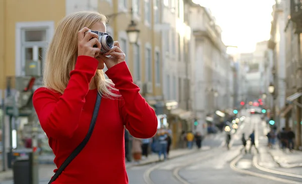 Blond meisje in de stad Lissabon - City Of Lisbon, Portugal - 15 oktober 2019 — Stockfoto