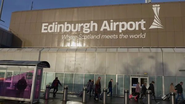 Hovedterminalen i Edinburgh lufthavn - EDINBURGH, SCOTLAND - JANUARY 10, 2020 – stockfoto