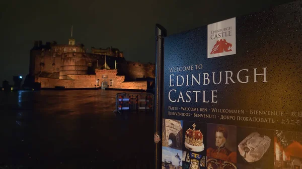Edinburgh Castle - vakker nattutsikt - EDINBURGH, SCOTLAND - JANUARY 10, 2020 – stockfoto