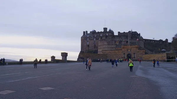 Castello di Edimburgo a Castlehill nel centro storico di Edimburgo - EDINBURGH, SCOTLAND - 10 GENNAIO 2020 — Foto Stock