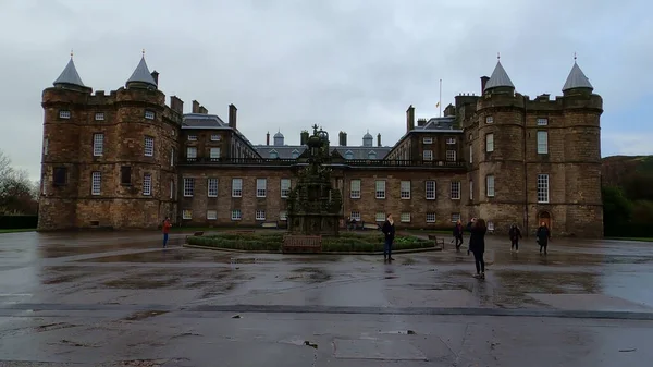 Beroemd Holyrood Palace in Edinburgh - Edinburgh, Verenigd Koninkrijk - 11 januari 2020 — Stockfoto