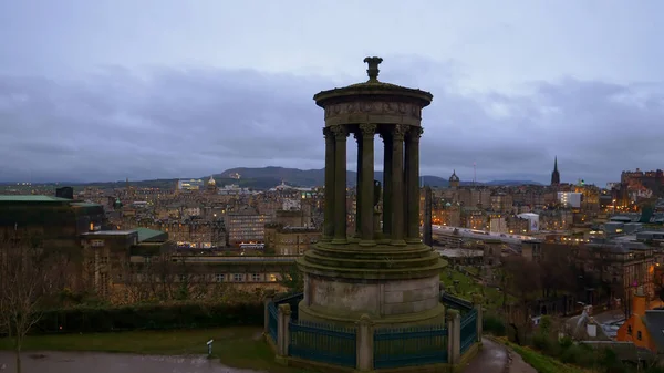 Prachtig uitzicht over Edinburgh vanaf Calton Hill in de avond - Edinburgh, Schotland - 10 januari 2020 — Stockfoto