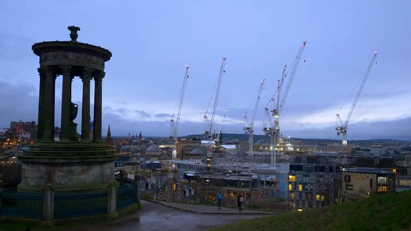 Calton Hill in Edinburgh - 's avonds uitzicht - Edinburgh, Schotland - 10 januari 2020 — Stockfoto