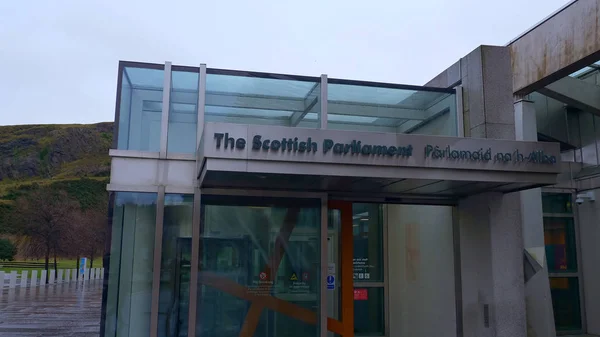 Skotlannin parlamenttirakennus EDINBURGH, SCOTLAND Tammikuu 10, 2020 — kuvapankkivalokuva