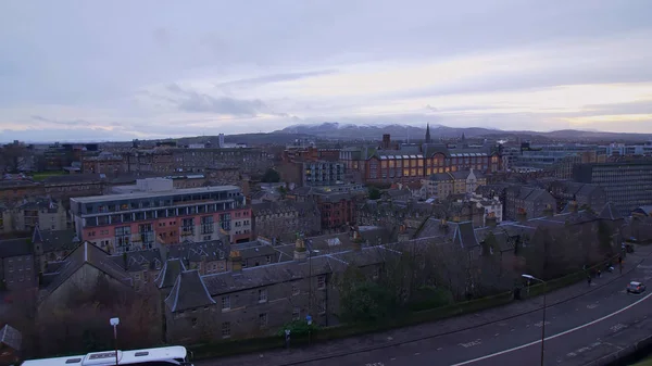 Uitzicht vanuit de lucht op de stad Edinburgh in de avond - Edinburgh, Schotland - 10 januari 2020 — Stockfoto