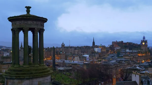 มุมมองที่น่าทึ่งเหนือเอดินบะระจาก Calton Hill ในตอนเย็น EDINBURGH, SCOTLAND 10 มกราคม 2020 — ภาพถ่ายสต็อก