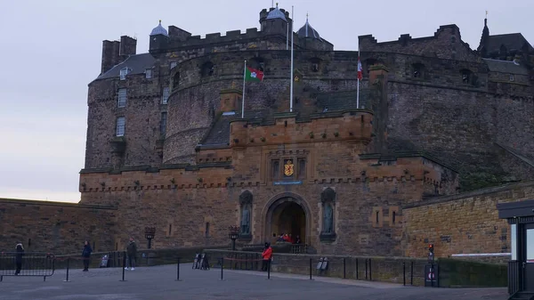 Edinburgh Castle på Castlehill i det historiske distriktet Edinburgh - EDINBURGH, SCOTLAND - JANUARY 10, 2020 – stockfoto
