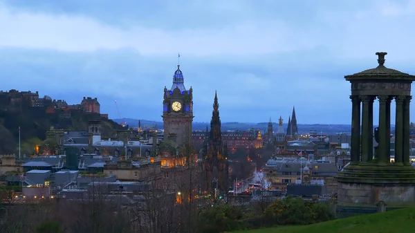 Hämmästyttävä näkymä Edinburghiin Calton Hilliltä illalla - EDINBURGH, SCOTLAND - tammikuu 10, 2020 — kuvapankkivalokuva