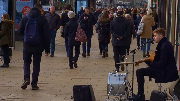 Músico de rua na Princes Street Edinburgh - EDINBURGH, SCOTLAND - JANEIRO 10, 2020 — Fotografia de Stock