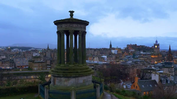 Panoramautsikt over Edinburgh om kvelden - EDINBURGH, SCOTLAND - JANUARY 10, 2020 – stockfoto