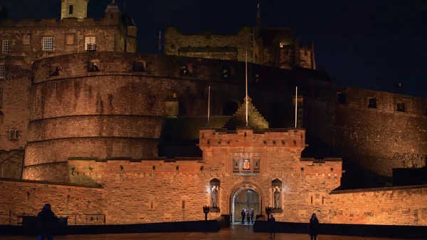 Edinburgh Castle opplyst om natten - EDINBURGH, SCOTLAND - JANUARY 10, 2020 – stockfoto