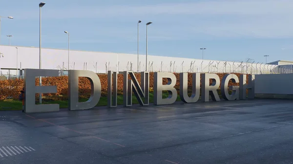 Big Edinburgh-brev på flyplassen - EDINBURGH, SCOTLAND - JANUARY 10, 2020 – stockfoto