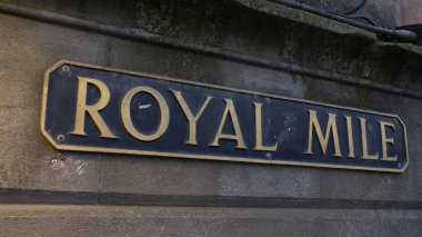 Edinburgh 'daki Royal Mile sokak tabelası - Edinburgh, İskoçya - 10 Ocak 2020