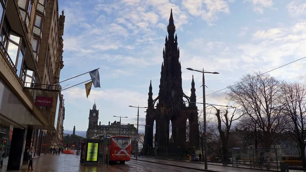 Monumento famoso Scott em Edimburgo à noite - EDINBURGH, SCOTLAND - JANEIRO 10, 2020 — Fotografia de Stock