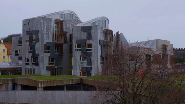 Skotlannin parlamenttirakennus Edinburghissa - EDINBURGH, SCOTLAND - tammikuu 10, 2020 — kuvapankkivalokuva