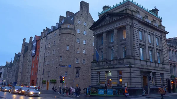 The Inn on the Mile and Radisson Hotel en Edimburgo - EDIMBURGO, ESCOLANDIA - 10 DE ENERO DE 2020 — Foto de Stock