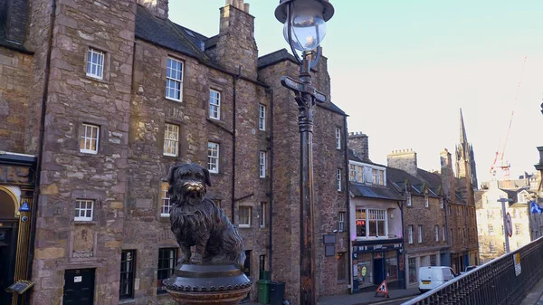 Statue av den berømte hunden Bobby i Edinburgh - EDINBURGH, SCOTLAND - JANUARY 10, 2020 – stockfoto