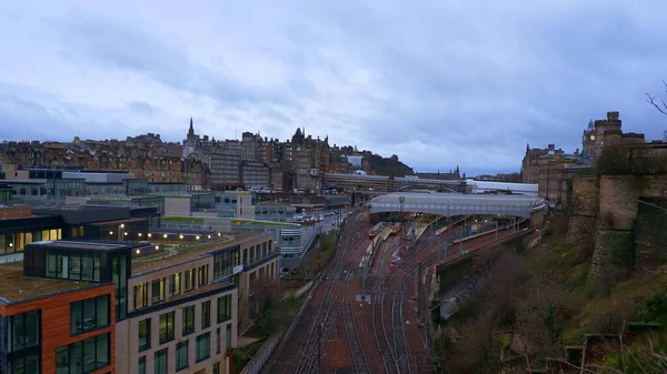 Luftaufnahme der Waverly Station in Edinburgh - Edinburgh, Schottland - 10. Januar 2020 — Stockfoto