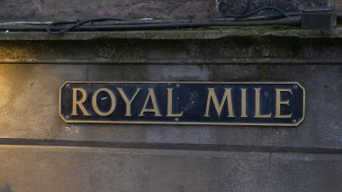 Edinburgh 'daki Royal Mile sokak tabelası - Edinburgh, İskoçya - 10 Ocak 2020