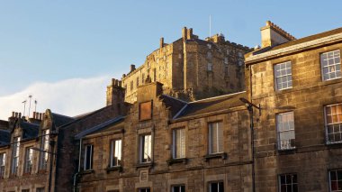 Castlerock 'taki Edinburgh Şatosu - güneşli bir günde harika bir manzara - Edinburgh, İskoçya - 10 Ocak 2020