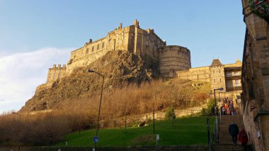 Castlerock 'taki Edinburgh Şatosu - güneşli bir günde harika bir manzara - Edinburgh, İskoçya - 10 Ocak 2020