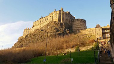 Castlerock 'taki Edinburgh Şatosu - güneşli bir günde harika bir manzara - Edinburgh, İskoçya - 10 Ocak 2020