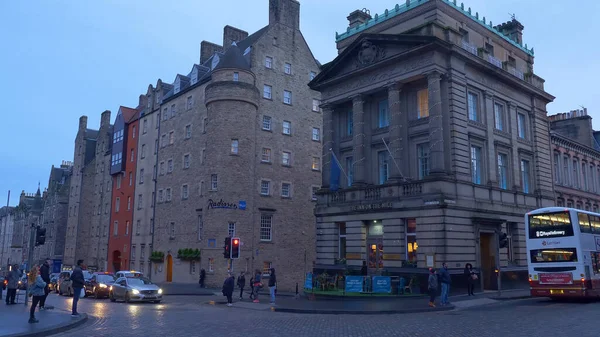 The Inn on the Mile and Radisson Hotel i Edinburgh - EDINBURGH, SCOTLAND - JANUARY 10, 2020 – stockfoto