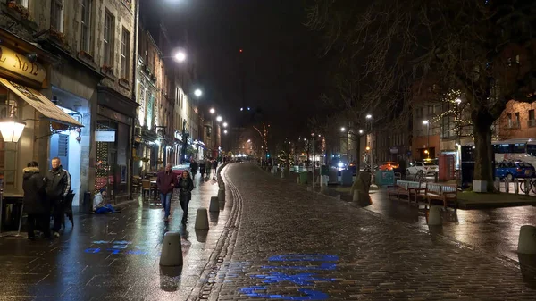 Słynny targ trawiasty w Edynburgu nocą - Edynburg, Szkocja - 10 stycznia 2020 — Zdjęcie stockowe