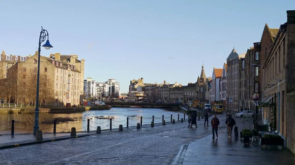 Vakkert distrikt i Leith i Edinburgh - EDINBURGH, SCOTLAND - JANUARY 10, 2020 – stockfoto