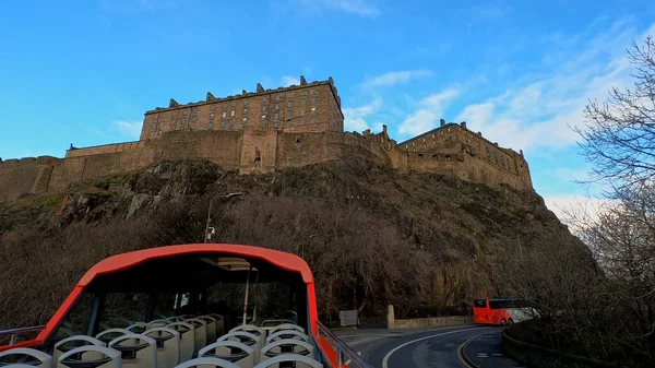 Sightseeingbuss på vei til Edinburgh Castle - EDINBURGH, UNITED KINGDOM - JANUARY 11, 2020 – stockfoto