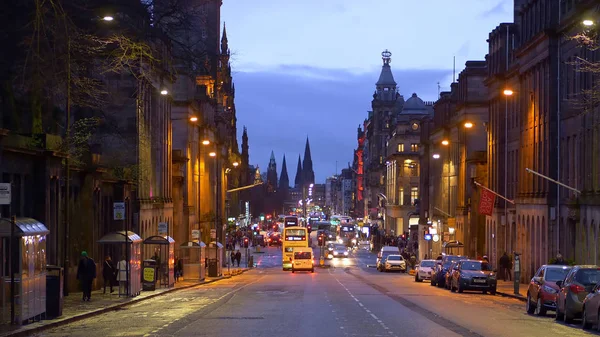 Beautiful Princes Street em Edimburgo à noite - EDINBURGH, SCOTLAND - JANEIRO 10, 2020 — Fotografia de Stock