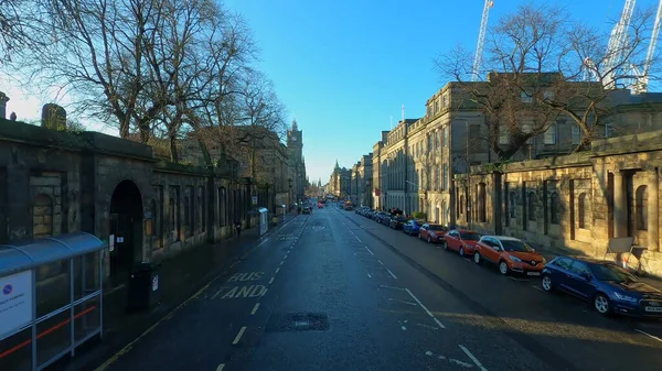 Stadtansichten von Edinburgh - Autofahren auf der Princes Street - Edinburgh, Großbritannien - 11. Januar 2020 — Stockfoto