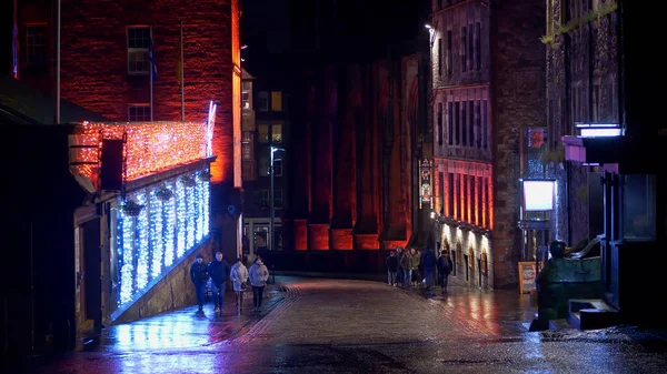 Castlehill road en Edimburgo por la noche - EDIMBURGO, SCOTLAND - 10 DE ENERO DE 2020 —  Fotos de Stock