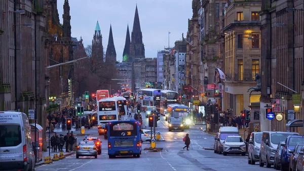 Famous Princes Street em Edimburgo - EDINBURGH, SCOTLAND - JANEIRO 10, 2020 — Fotografia de Stock