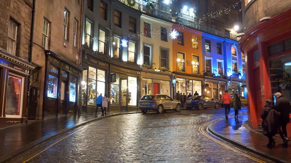 Bunte West Bow Street in der Altstadt von Edinburgh bei Nacht - Edinburgh, Schottland - 10. Januar 2020 — Stockfoto