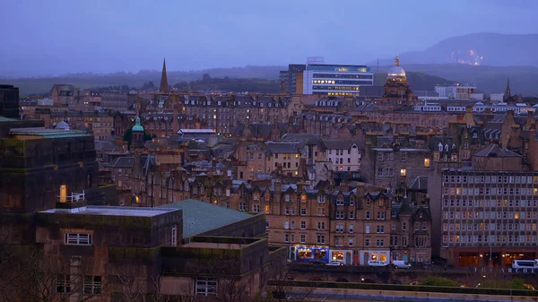 Prachtig uitzicht over Edinburgh vanaf Calton Hill in de avond — Stockfoto