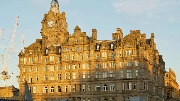 Famoso Balmoral Hotel en Edimburgo al atardecer - EDIMBURGO, ESCOLANDIA - 10 DE ENERO DE 2020 — Foto de Stock