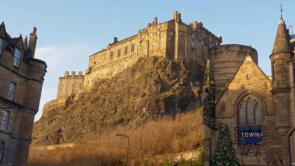 Castello di Edimburgo su Castlerock - splendida vista in una giornata di sole — Foto Stock