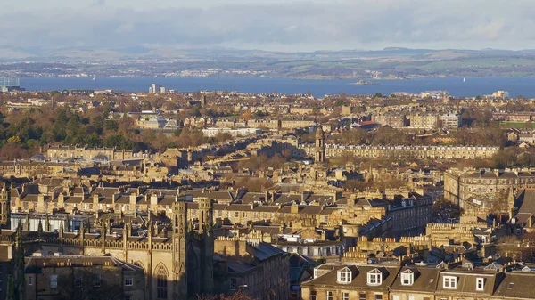 Panoramisch uitzicht over Edinburgh vanaf Calton Hill — Stockfoto