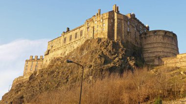 Castlerock 'taki Edinburgh Kalesi. Güneşli bir günde harika bir manzara.