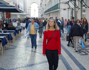 Lizbon 'daki ünlü Augusta sokağı - popüler yaya bölgesi - Lizbon, Portekiz - 15 Ekim 2019