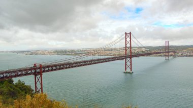 Lizbon ve Tejo Nehri üzerinde hava manzarası