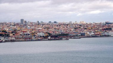 Lizbon ve Tejo Nehri üzerinde hava manzarası