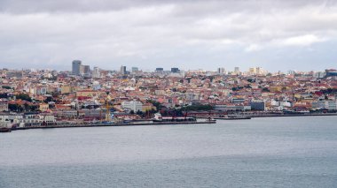 Lizbon ve Tejo Nehri üzerinde hava manzarası