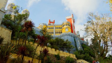 Sintra 'daki Pena Sarayı' nı ziyaret eden turistler - Lizbon Şehri - Sintra. Portekiz - 15 Ekim 2019