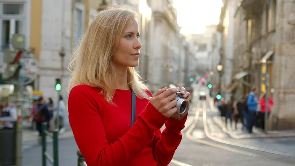 Ragazza bionda nella città di Lisbona - CITTÀ DI LISBONA, PORTOGALLO - 15 OTTOBRE 2019 — Foto Stock