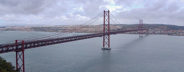 Berömd 25 april bron över Tagus River n Lisbon — Stockfoto
